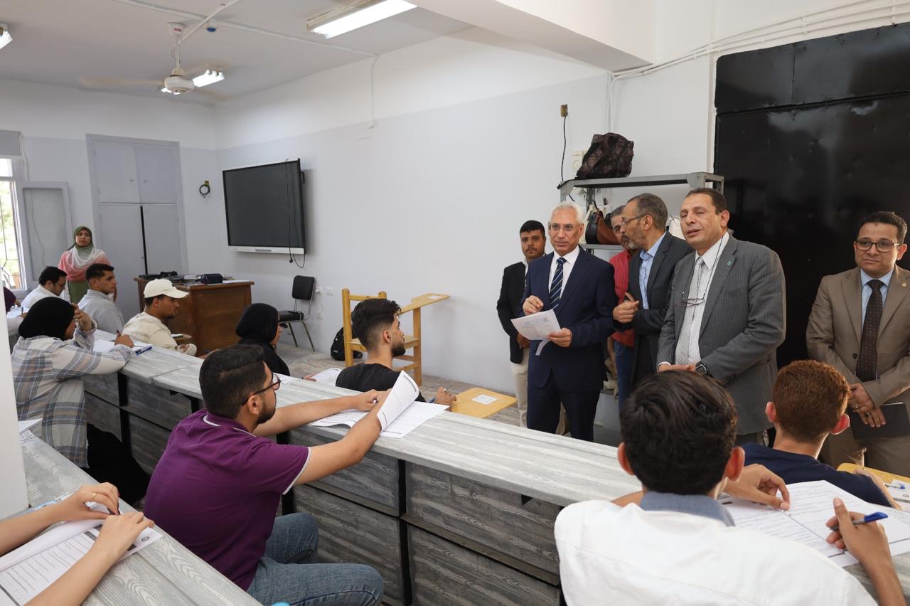 رئيس جامعة المنيا يتابع امتحانات الطب البيطري بالمنيا الجديدة والانضباط يسود اللجان