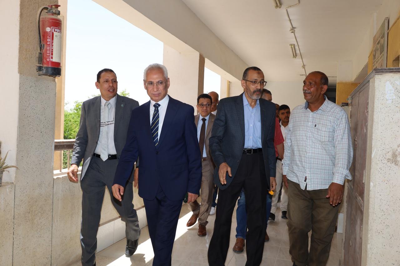 رئيس جامعة المنيا يتابع امتحانات الطب البيطري بالمنيا الجديدة والانضباط يسود اللجان
