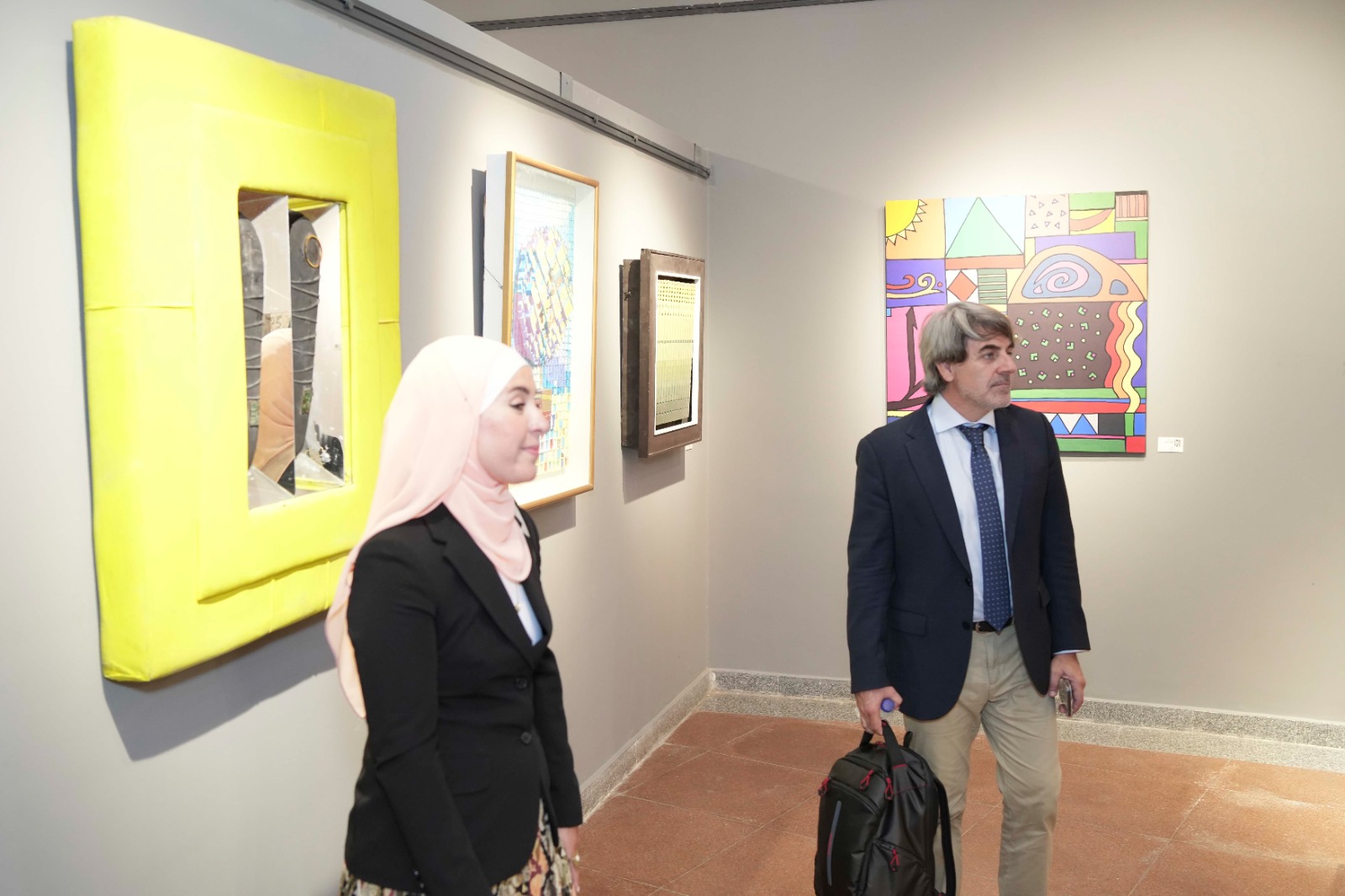 وفد جامعة قرطبة الإسبانية يشيد بمجمع الفنون في جامعة العاصمة خلال زيارة رسمية