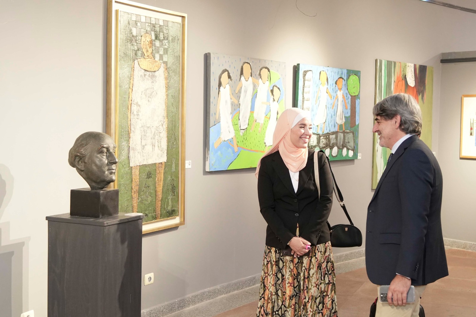 وفد جامعة قرطبة الإسبانية يشيد بمجمع الفنون في جامعة العاصمة خلال زيارة رسمية