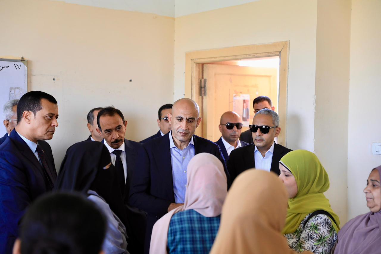 وزير التربية والتعليم ومحافظ سوهاج يتفقدان مدرسة الروافع الإعدادية الثانوية المشتركة التي شهدت واقعة أعمال شغب في ختام امتحانات الشهادة الإعدادية.