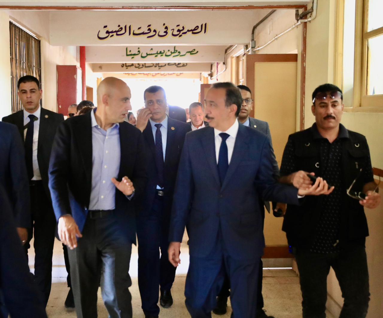 وزير التربية والتعليم ومحافظ سوهاج يتفقدان مدرسة الروافع الإعدادية الثانوية المشتركة التي شهدت واقعة أعمال شغب في ختام امتحانات الشهادة الإعدادية.