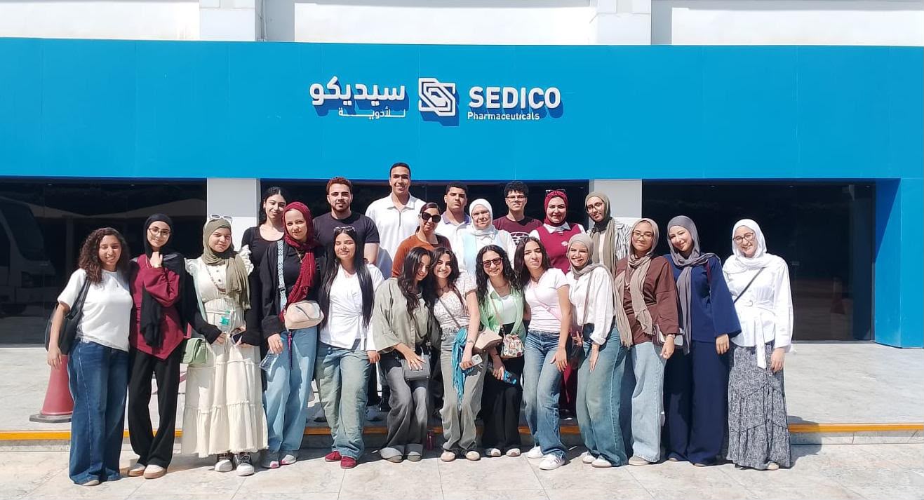 جامعة القاهرة الأهلية تفتح أبواب الصناعة أمام طلاب الصيدلة الإكلينيكية
