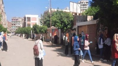 توافد طلاب الثانوية العامة على لجان امتحان الديناميكا 