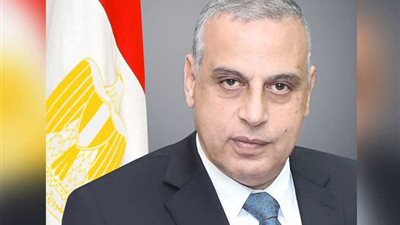 محافظ سوهاج يقرر ايقاف رئيس لجنة وثلاثة مراقبين عن العمل لتسهيل الغش في لجان الشهادة الاعدادية 