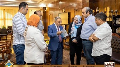  محمود ذكي يستعرض النسخة الورقية لليوبيل الذهبى لجامعة طنطا