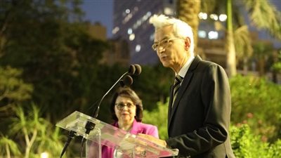 وسام فرنسى برتبة فارس لمديرة مركز الحد من المخاطر بجامعة القاهرة