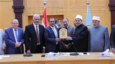 بالصور.. مجلس جامعة الأزهر يكرم عامر القط