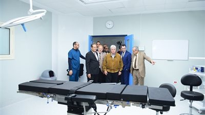 وزير التعليم العالي يشيد بإمكانيات وحجم التجهيزات داخل المستشفى الجامعي الجديد بسوهاج