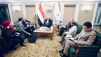 أيمن عاشور: توفير فرص التدريب لشباب الباحثين بجامعة هال البريطانية