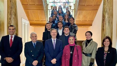 سفير إسبانيا يستقبل طلاب اللغة والإعلام بالأكاديمية ويهنئهم بالدراسة في جامعة اوتونوما برشلونة