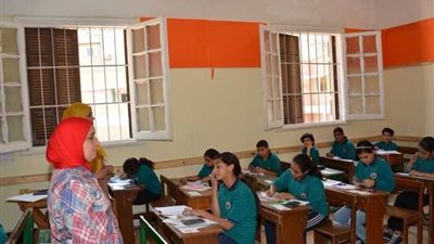 طلاب اعدادية القليوبية يؤدون امتحان اللغة الانجليزية اليوم