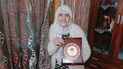 سيدة تتحدى السن ومرض السرطان.. وتحصل على الماجستير فى سن الـ 81 عاما 