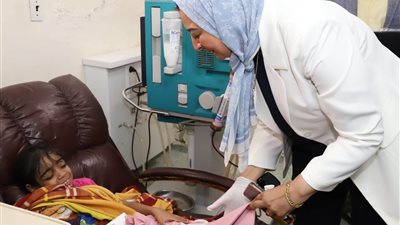 بالصور.. جولة نائب رئيس جامعة عين شمس لشئون خدمة المجتمع وتنمية البيئة بأجنحة مستشفى الدمرداش