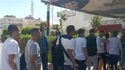 طلاب أولى ثانوي بالجيزة يؤدون امتحان مادتي الكيمياء والجغرافيا