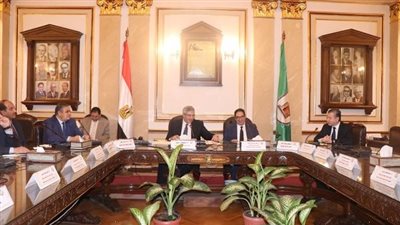 ايمن عاشور يستعرض تقريرًا بشأن اجتماع المجلس الأعلى لشئون خدمة المجتمع