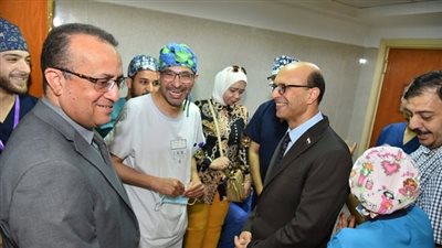 رئيس جامعة أسيوط يتفقد أعمال القافلة الطبية لمؤسسة عملية الابتسامة لعلاج الأطفال 