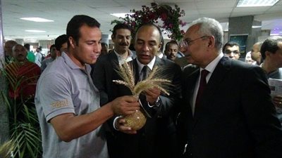 فرحات ونائب محافظ المنيا يفتتحان المعرض الابتكاري لكليات جامعة المنيا