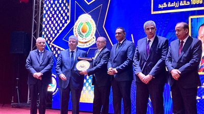 وزير التعليم العالي يُكرم الدكتور محمد ربيع خلال احتفالية جامعة المنصورة بإنجاز إجراء 1000 عملية زراعة كبد