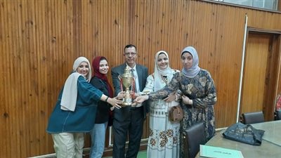 نائب رئيس جامعة الزقازيق لشئون التعليم يكرم الفائزين بمسابقة معرض الفنون التشكيلية