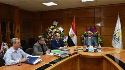 استعدادا لافتتاحها كليًا.. رئيس جامعة أسيوط يرأس اجتماع مستشفى الإصابات والطوارئ الجامعي الجديد