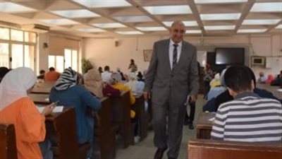 عميد كلية الأعمال جامعة الإسكندرية يتفقد امتحانات الطلاب وسير اللجان