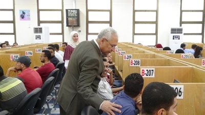 رئيس جامعة المنيا يواصل جولاته التفقدية للاطمئنان على سير الامتحانات الإلكترونية 