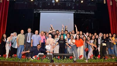 رئيس جامعة القاهرة: نهتم بالنشاط المسرحى لدوره فى اكتشاف المواهب الشابة واحتضانها ودعم قدراتها