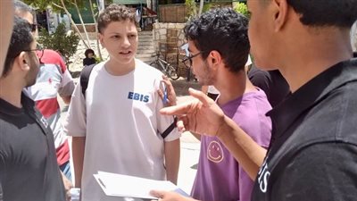 تفتيش طلاب الثانوية العامة قبل دخولهم لجان امتحان التفاضل والتكامل بالعصا الإلكترونية