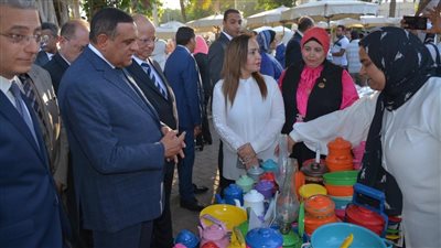 وزير التنمية المحلية ومحافظ القاهرة يفتتحان معرضا للحرف اليدوية 