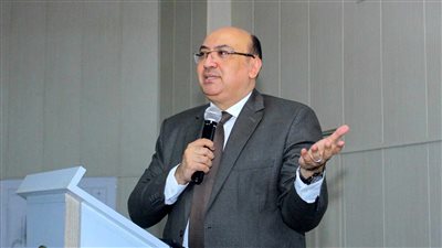 نائب رئيس جامعة المنصورة يرحب بطلاب برنامج المنح الجامعية 