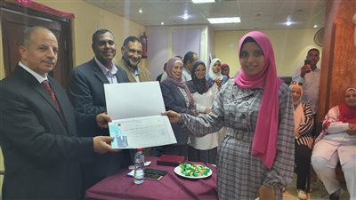 وكيل تعليم الأقصر يكرم أوائل الدبلومات الفنية على مستوى المحافظة