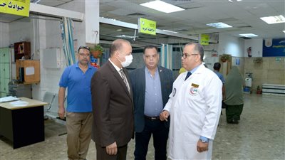 رئيس جامعة المنصورة يتابع حالة المصابين من وفد الجامعة بحادث سوهاج عقب نقلهم لمستشفى الطوارىء