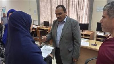 نائب رئيس جامعة بنها يتفقد أعمال التحويلات بمعامل كليتي التجارة والآداب