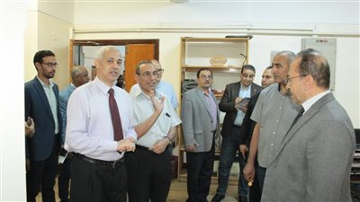 جولة تفقدية لنائب رئيس جامعة أسيوط لمعامل الحاسب الآلي لتطبيق الاختبارات الإلكترونية