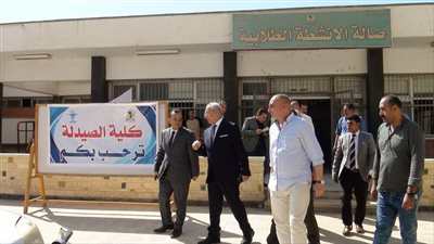 رئيس جامعة المنيا يتفقد انتظام إجراءات الكشف الطبي للطلاب الجدد في أولي أيامه لكليتي الطب والصيدلة