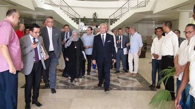 عصام فرحات يجتمع بالهيكل الإداري لتسيير أعمال جامعة المنيا الأهلية استعدادًا لبدء الدراسة