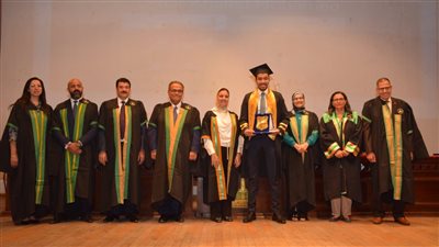 نائب رئيس جامعة عين شمس  يشهد حفل تخرج دفعتين من برنامج الساعات المعتمدة بكلية الصيدلة 