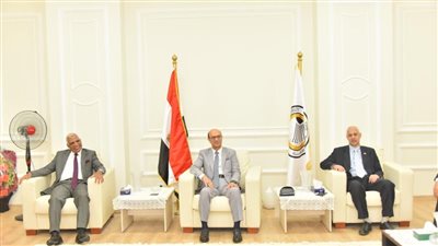 الدكتور المنشاوي يشهد تحية العلم في أول يوم دراسة للعام الجامعى الجديد في جامعة أسيوط الأهلية