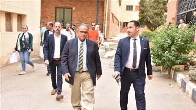 نائب رئيس جامعة عين شمس لشئون التعليم والطلاب في جولة تفقدية بالمدينه الجامعية
