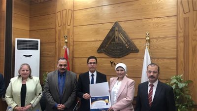 مجلس جامعة بنها يكرم المشرف العام على مركز الطبع والنشر والتوزيع بالجامعة 