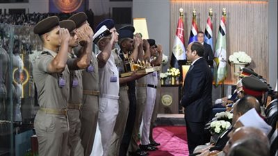 أوائل الكليات العسكرية والجامعات يقدمون للرئيس السيسى هدايا تذكارية