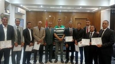 وكيل وزارة التعليم بقنا يكرم 11 مديرا من خريجي دورة القيادة التربوية والأمن القومي