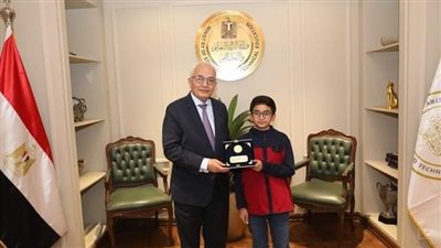 وزير التربية والتعليم يستقبل الطالب النابغ يحيى عبد الناصر.. ويهديه درع الوزارة