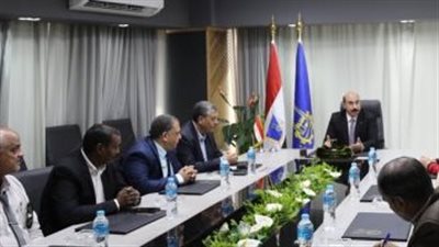 محافظ أسوان يستعرض جهود جمع المخلفات البلاستيكية لإعادة تدويرها