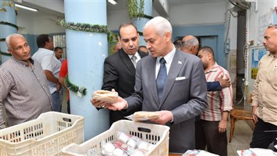 نائب رئيس جامعة أسيوط يتفقد المدينة الجامعية ويناقش الطلاب من ذوي الاحتياجات الخاصة