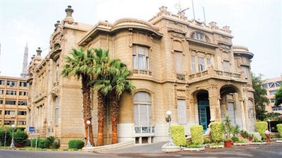 عميد كلية الألسن تكرم طلاب جامعة عين شمس 