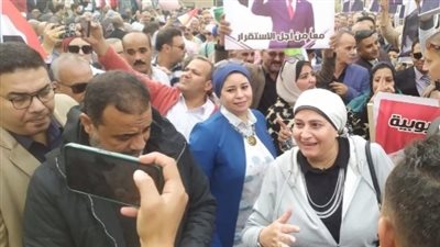 مدير تعليم القليوبية تقود مسيرة لدعم الرئيس السيسى 