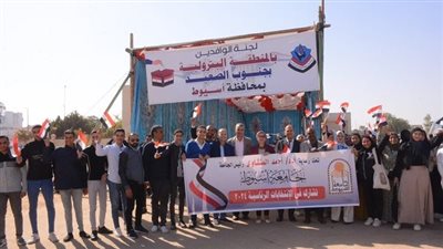 طلاب جامعة اسيوط يتوجهون الى اللجان للمشاركة فى الانتخابات الرئاسية