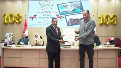 محافظ مطرح يكرم عدد من المعلمين المتميزين بالمدارس